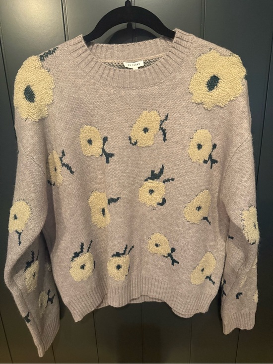 En Creme Sweaters - NWT En Creme Gray Cloud Flower Floral Crewneck Sweater